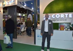 It was not easy to make pictures with very busy aisles around the booth of Corteva, Stoller and Symborg, experienced this member of the team of Stoller while trying to make a picture of the award in the back without other people on it. We managed to make one.